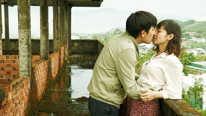 Cảnh phim Bên trong vỏ kén vàng. Ảnh: Đoàn phim cung cấp