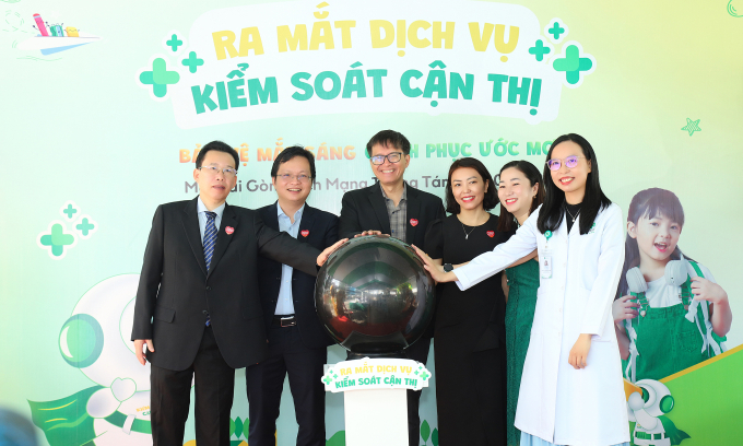 Các bác sĩ Mắt Sài Gòn trong lễ ra mắt dịch vụ Kiểm soát cận thị. Ảnh: Bệnh viện cung cấp