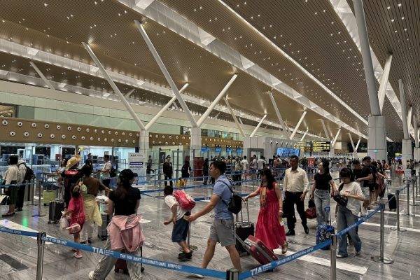 Lễ Quốc Khánh: Khách tăng mạnh tại sân bay Tân Sơn Nhất