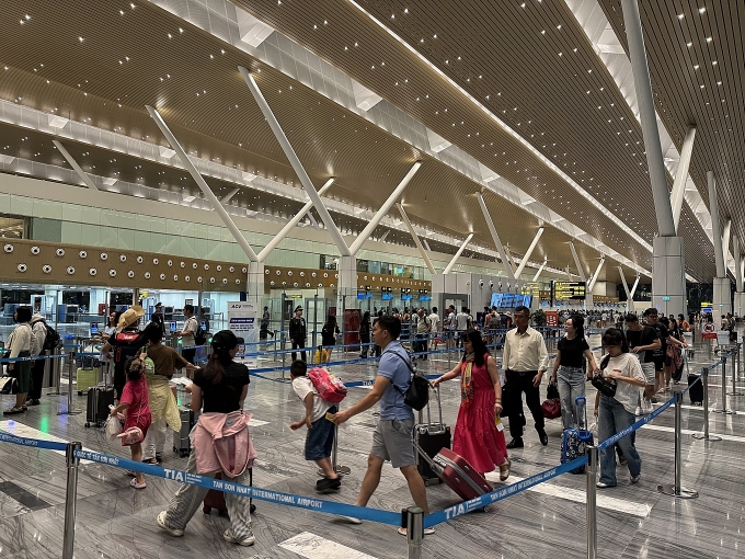 Hành khách vào làm thủ tục bay ở ga T3 Tân Sơn Nhất, tháng 7/2025. Ảnh: Giang Anh