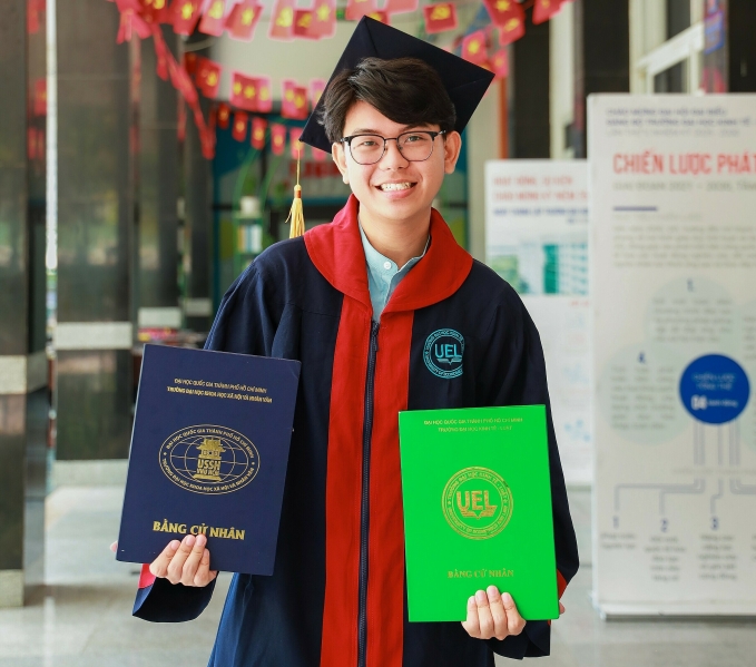 Gia An chụp ảnh kỷ niệm với hai bằng cử nhân hồi tháng 7/2025. Ảnh: Phương Linh