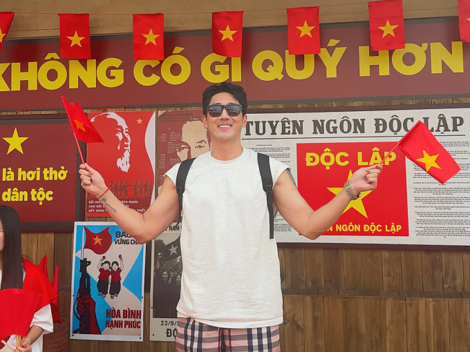 Jeong Jonghyeok, ở Hàn Quốc hiện đang sống tại Bắc Ninh, Hà Nội đi check-in các quán cà phê trang trí 2/9. Ảnh: Nhân vật cung cấp