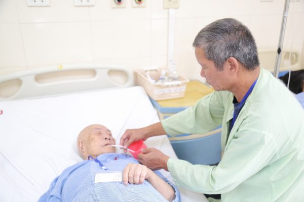 Cắt ung thư trực tràng thành công cho cụ bà 96 tuổi