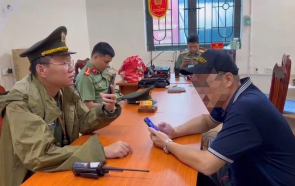 Phạt người giữ chỗ bán ghế xem diễu binh trái phép
