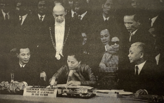 Bà Nguyễn Thị Bình ký điều ước công nhận Hiệp định Paris, ngày 27/1/1973. Ảnh tư liệu