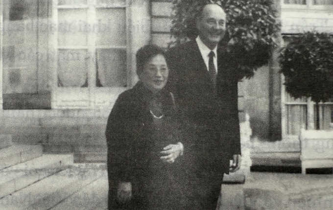 Phó chủ tịch nước Nguyễn Thị Bình và Jacques Chirac tại Hội nghị cấp cao, Hà Nội, năm 1997. Ảnh tư liệu