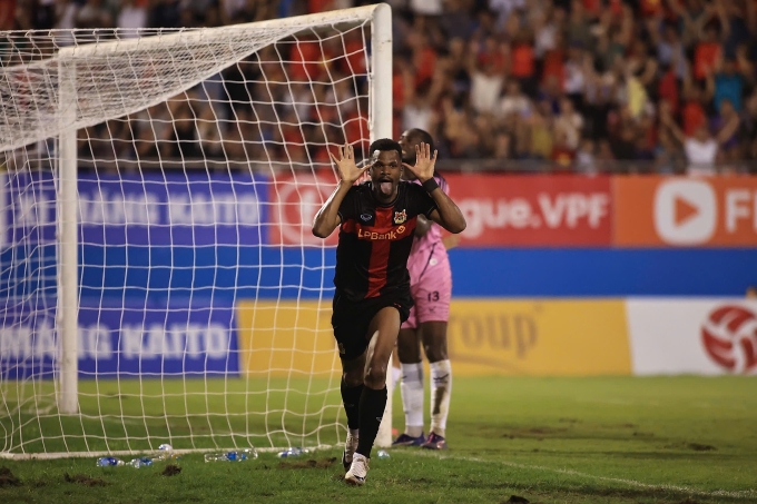 Tiền đạo Ninh Bình Gustavo Henrique (giữa) lập cú đúp giúp đội thắng Thanh Hóa 4-0 ở vòng 2 V-League 2025-2026, trên sân Ninh Bình ngày 23/8/2025. Ảnh: VPF