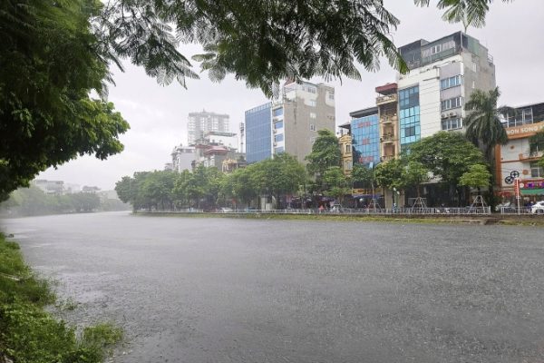 Sông Tô Lịch: Nước sông trong xanh sau mưa lớn – Tin Mới!