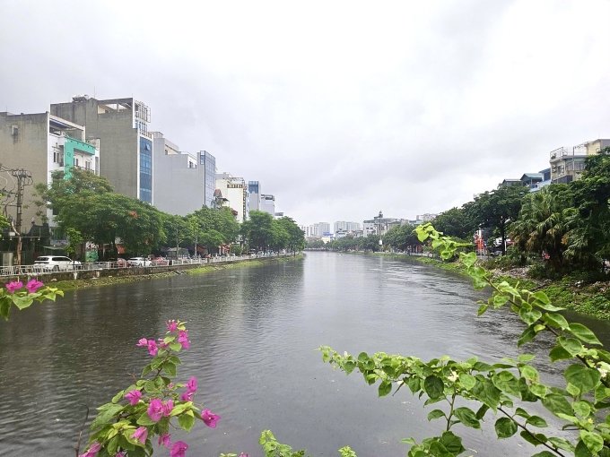 Sông Tô Lịch chuyển trong xanh, không có rác thải, sáng 26/8. Ảnh: Dũng Sky