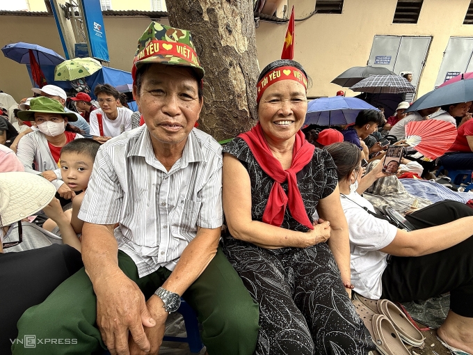 Bà Phạm Thị Ngoan, 66 tuổi và ông Phan Văn Quân, 68 tuổi xếp hàng trên đường Trần Phú, trưa 29/8. Ảnh: Nga Thanh