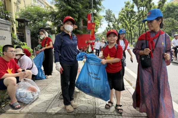 Nhặt rác sau diễu binh: Hành động đẹp đáng trân trọng