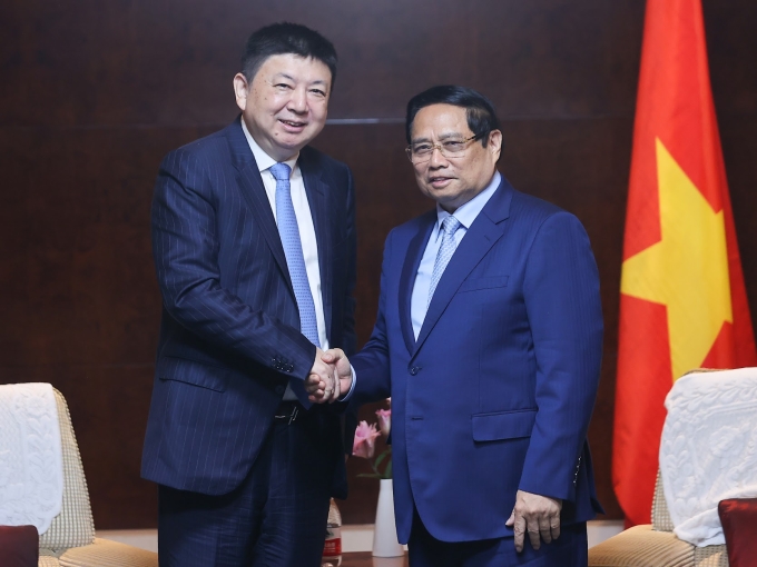 Thủ tướng Phạm Minh Chính tiếp Chủ tịch HĐQT Tập đoàn Thiết kế Hoa Thiết Dương Vệ Đông. Ảnh: VGP