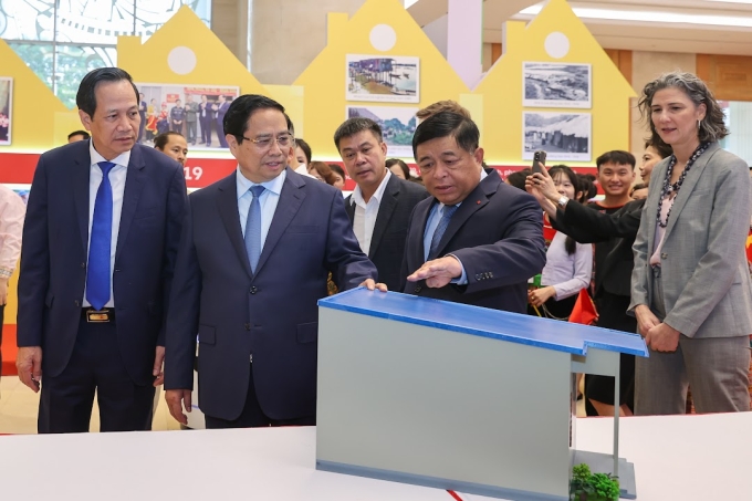 Thủ tướng Phạm Minh Chính tham quan mô hình thiết kế nhà tại các địa phương. Ảnh: Nhật Bắc