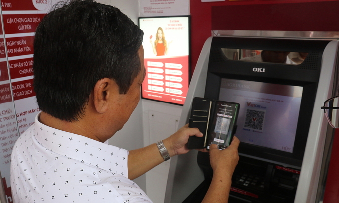 Người dân trải nghiệm giao dịch máy AutoBank CDM tại lễ khai trương. Ảnh: Agribank