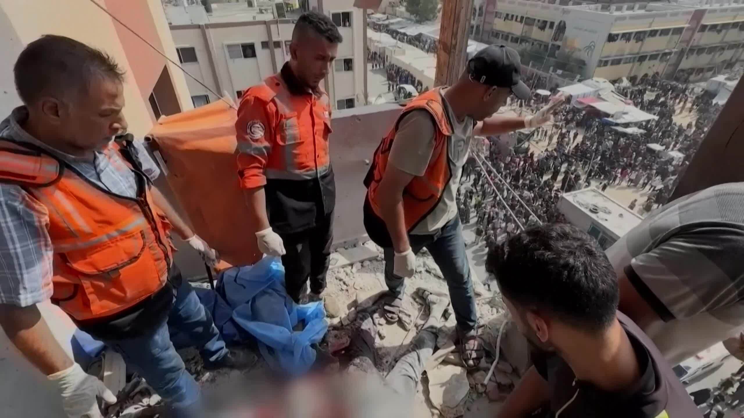 Israel tập kích kép vào bệnh viện Nasser