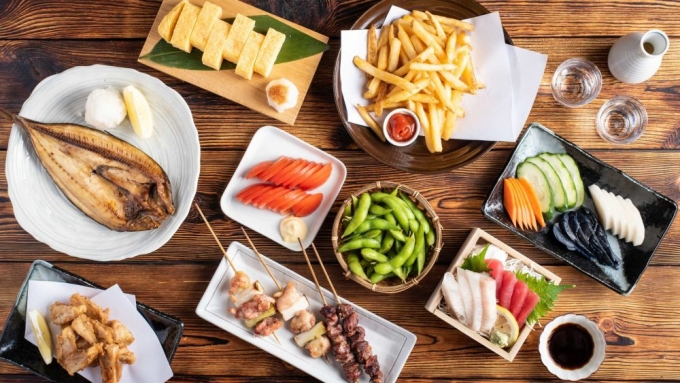 Một bàn ăn nhậu kiểu Nhật kèm rượu sake. Ảnh: Guide to Japanese Izakaya