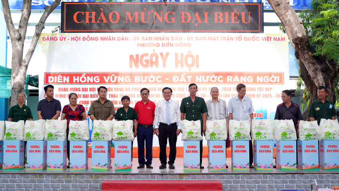 Đại diện SATRA trao tặng các phần quà hỗ trợ cho các gia đình chính sách, các hộ gia đình khó khăn tại phường Diên Hồng, TP HCM. Ảnh: SATRA