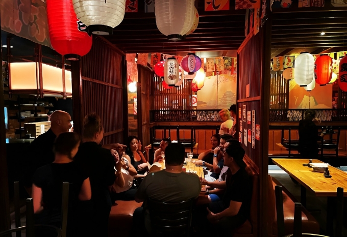 Bên trong một quán izakaya ở Tokyo. Ảnh: JW