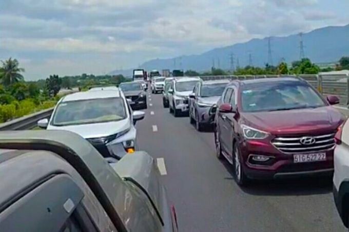Dòng xe ùn tắc nhẹ cục bộ trên cao tốc Vĩnh Hảo - Phan Thiết. Ảnh: Người dân cung cấp