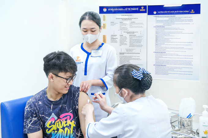 Nam giới tiêm vaccine dại phòng nguy cơ mắc bệnh tại Trung tâm Tiêm chủng VNVC. Ảnh: Bình An