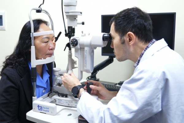 Mắt thấy đốm đen như ruồi bay: Nguyên nhân và cách điều trị