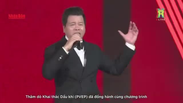 Khán giả cổ vũ ca sĩ Đăng Dương hát