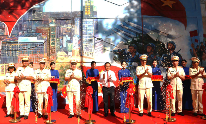 Lãnh đạo UBND và Công an TP HCM cắt băng khánh thành. Ảnh: Quốc Thắng