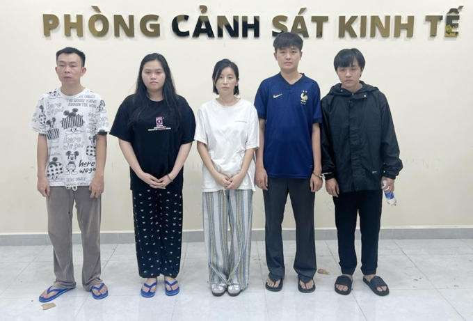 Nguyễn Thị Ngọc Anh (giữa) và những nhân viên. Ảnh: Công an cung cấp
