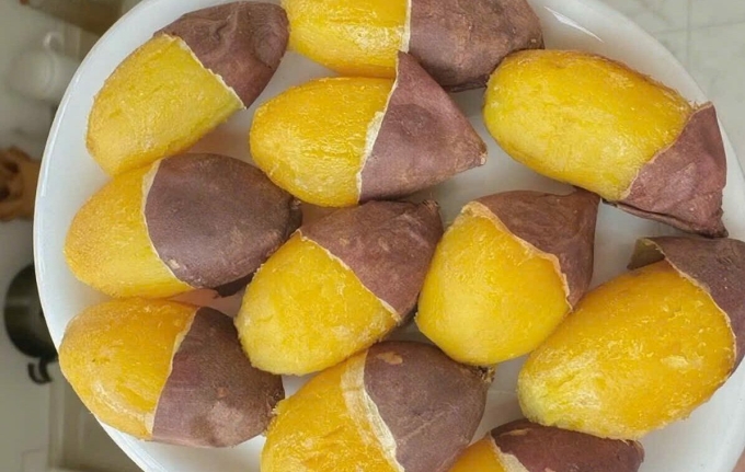 Khoai lang sầu riêng được các đầu mối rao bán đầy chợ mạng. Ảnh: chợ đầu mối nông sản