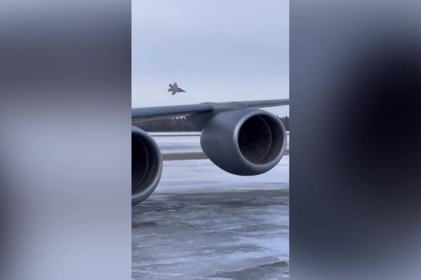 F-35 Mỹ “rơi như đá”: Do lớp băng?
