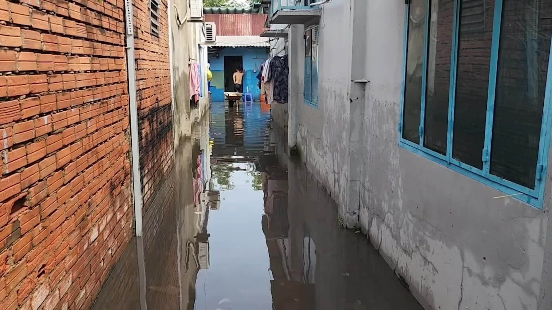 Khu dân cư ở TP HCM bị ngập từ tối đến sáng