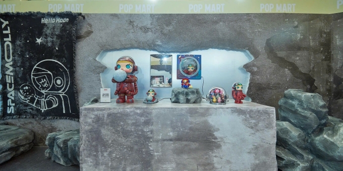 BST Hello, Moon chỉ mở bán tại triển lãm. Ảnh: Pop Mart