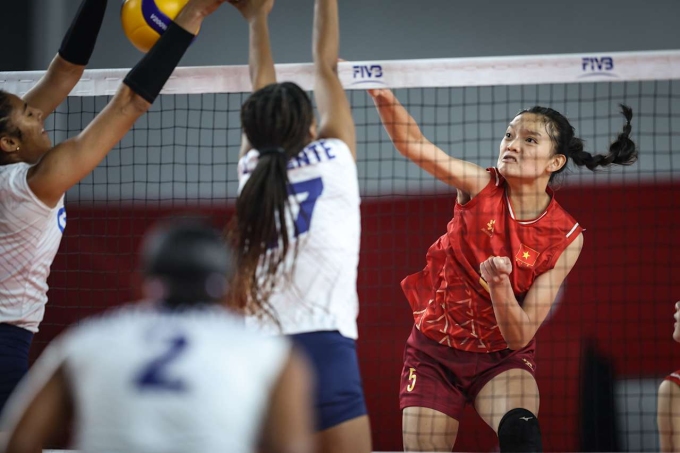 Một pha đập bóng của chủ công 15 tuổi Bùi Thị Ánh Thảo (5) trước Dominica ở trận tranh hạng 19-20 giải bóng chuyền U21 nữ thế giới chiều 16/8. Ảnh:Volleyball World