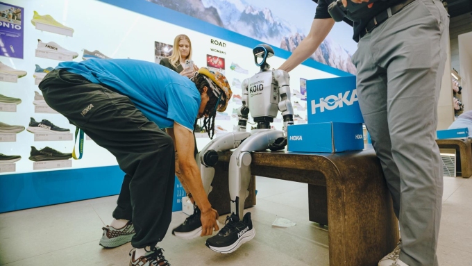 Robot hình người KOID thử giày trong cửa hàng ở thành phố New York. Ảnh: Jon Demske