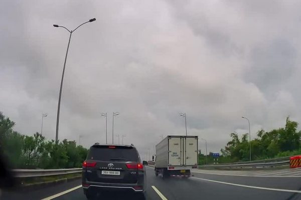 Nguy hiểm: Ôtô dừng đột ngột ở làn 120 km/h suýt gây tai nạn