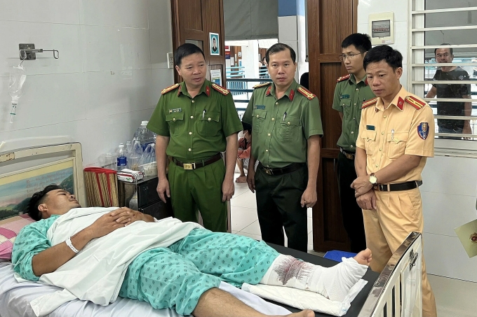 Lãnh đạo Công an tỉnh Lâm Đồng đến thăm trung tá Trung đang điều trị tại bệnh viện. Ảnh: Như Ý