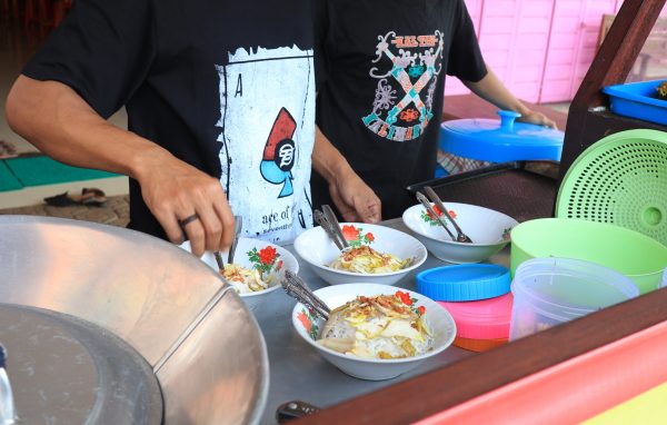 Mẹo tránh tiêu chảy khi ăn ngoài dịp lễ: An toàn thực phẩm