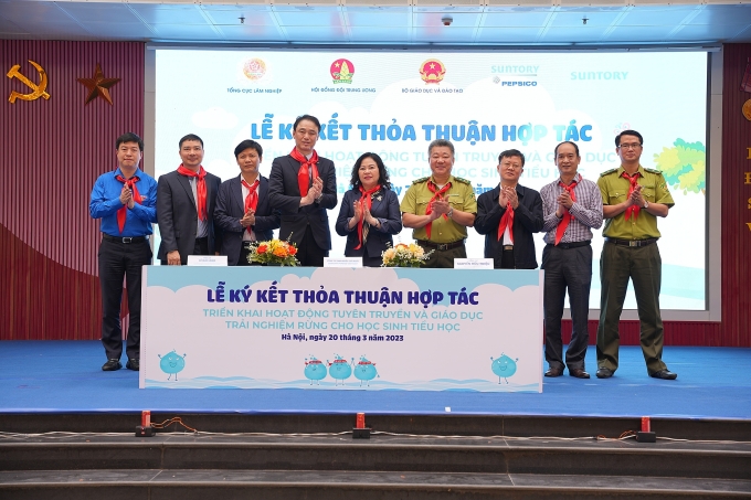 Lễ kí kết biên bản ghi nhớ với Bộ Giáo dục và Đào tạo về phê duyệt bộ tài liệu Mizuiku, đưa vào giảng dạy chính khóa bậc tiểu học năm 2023. Ảnh: Suntory PepsiCo
