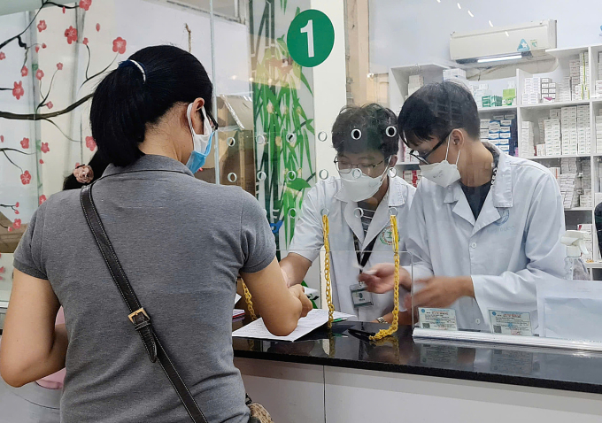 Bệnh nhân chờ lấy thuốc tại Bệnh viện Lê Văn Thịnh. Ảnh: Lê Phương