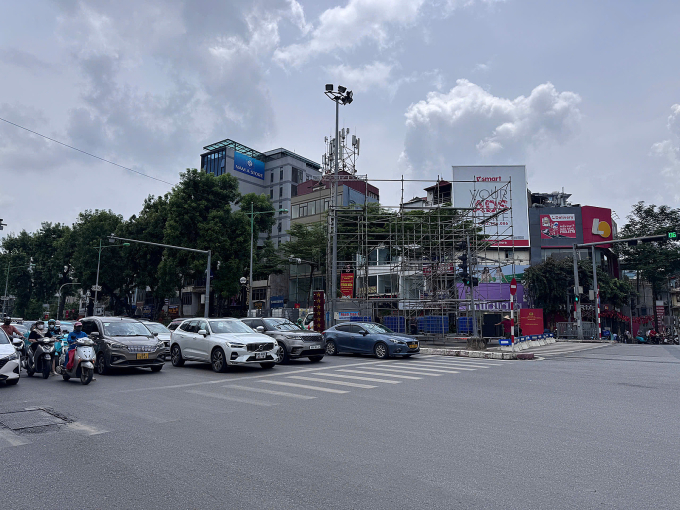 Màn hình LED đang thi công tại ngã tư Kim Mã - ngõ 294 Kim Mã - Núi Trúc. Ảnh: Anh Phú