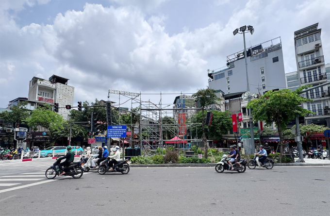 Màn hình đang thi công tại Hàng Bông - Tràng Thi. Ảnh: Anh Phú