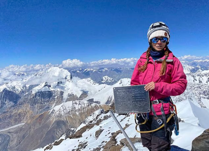 Natalia Nagovitsyna bị gãy chân và mắc kẹt khi đang leo đỉnh Victory Peak, Kyrgyzstan, bị cho đã qua đời.