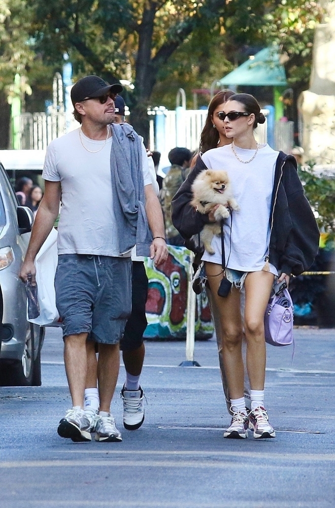 Leonardo DiCaprio và Vittoria Ceretti trên phố New York tháng 10/2024. Ảnh: Backgrid
