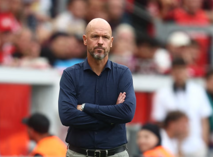 HLV Erik ten Hag phản ứng trong trận Bayer Leverkusen thua Hoffenheim 1-2 ở vòng một Bundesliga trên sân BayArena, Leverkusen, Đức ngày 23/8/2025. Ảnh: Reuters
