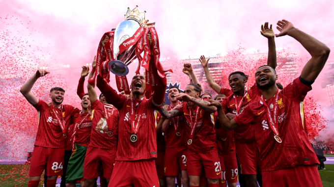 Liverpool nâng Cup vô địch Ngoại hạng Anh mùa 2024-2025. Ảnh: PL