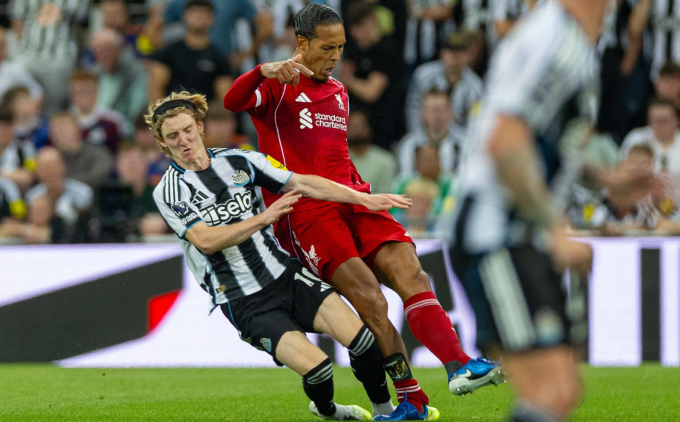 Pha vào bóng của Anthony Gordon với Virgil van Dijk. Ảnh: Propaganda