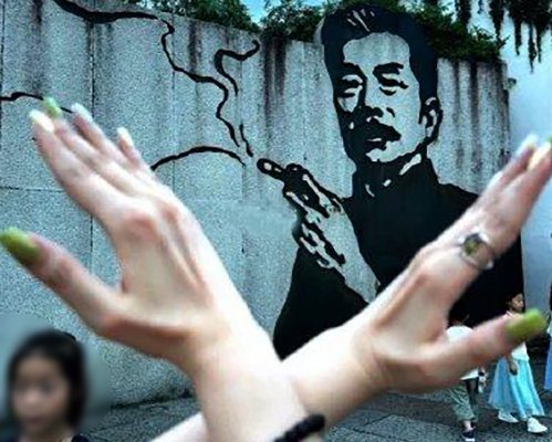 Tranh Lỗ Tấn cầm thuốc lá gây tranh cãi: Góc nhìn mới