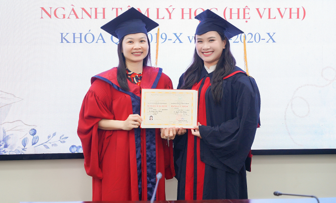Thương (phải) tốt nghiệp cử nhân ngành Tâm lý học. Ảnh: Nhân vật cung cấp