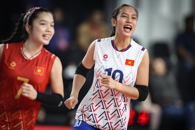 Cầu thủ Việt Nam mừng chiến thắng ở set ba trước Chile ở vòng phân hạng 17-20 tại giải bóng chuyền U21 nữ thế giới, tối 15/8. Ảnh: Volleyball World