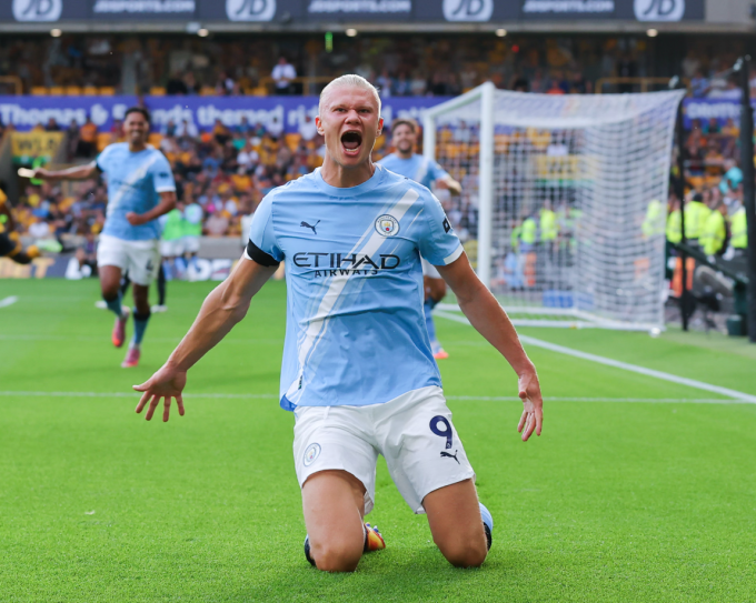 Erling Haaland trượt cỏ mừng bàn nâng tỷ số lên 3-0. Ảnh: Danehouse
